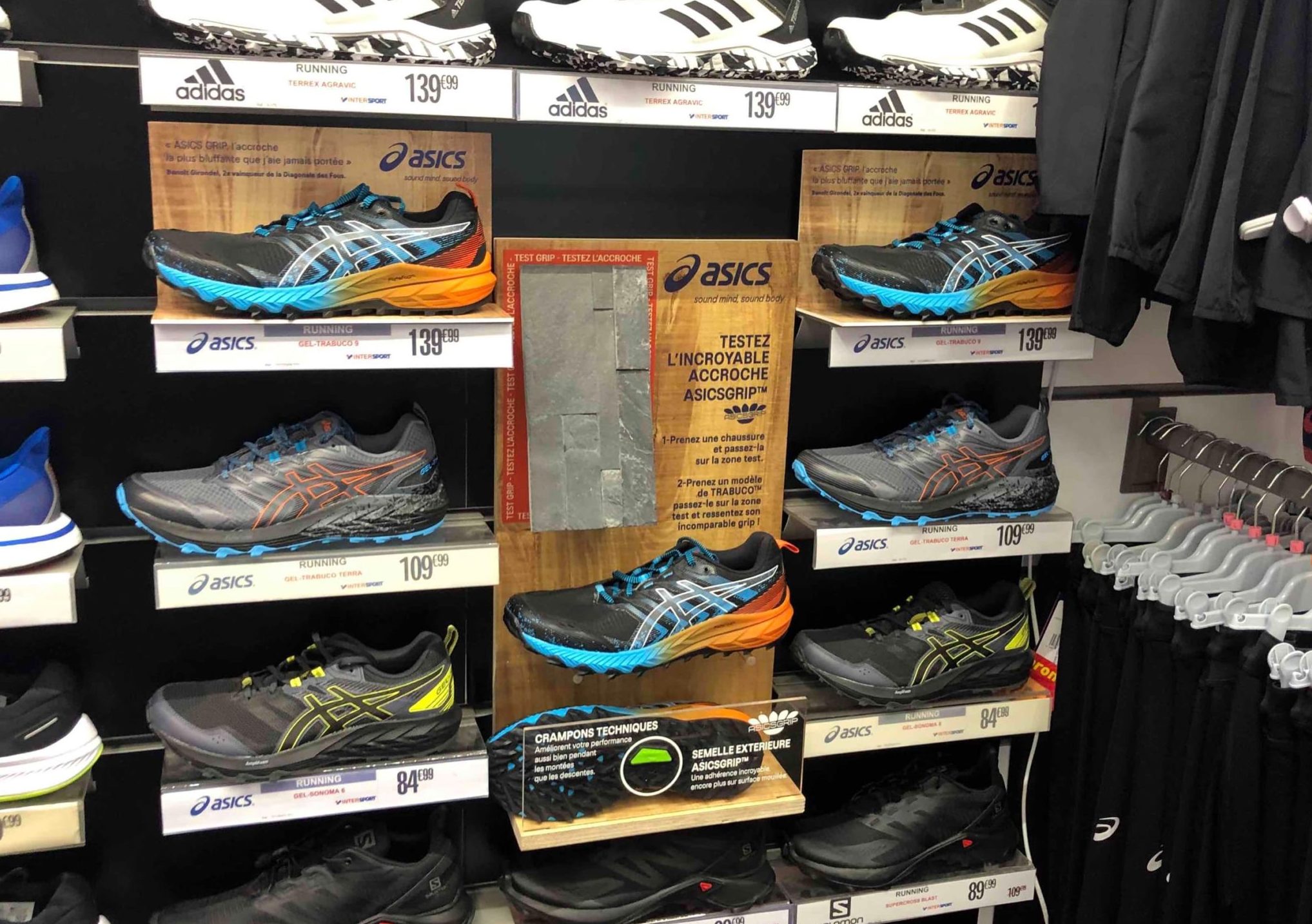 Pr sentoir chaussures asics chez Intersport Go Sport Agence annexe